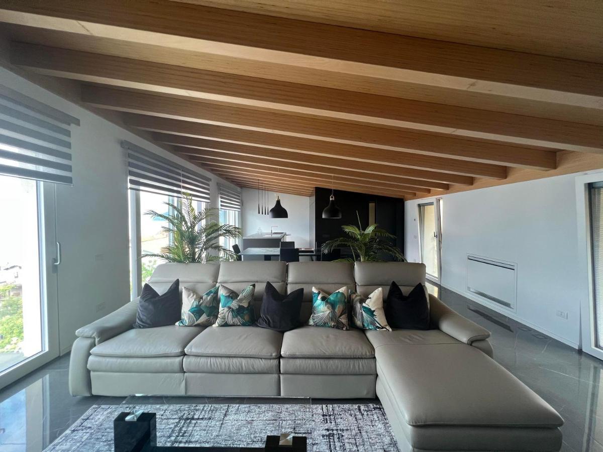 Luxury Lakefront Penthouse Lezzeno Luaran gambar