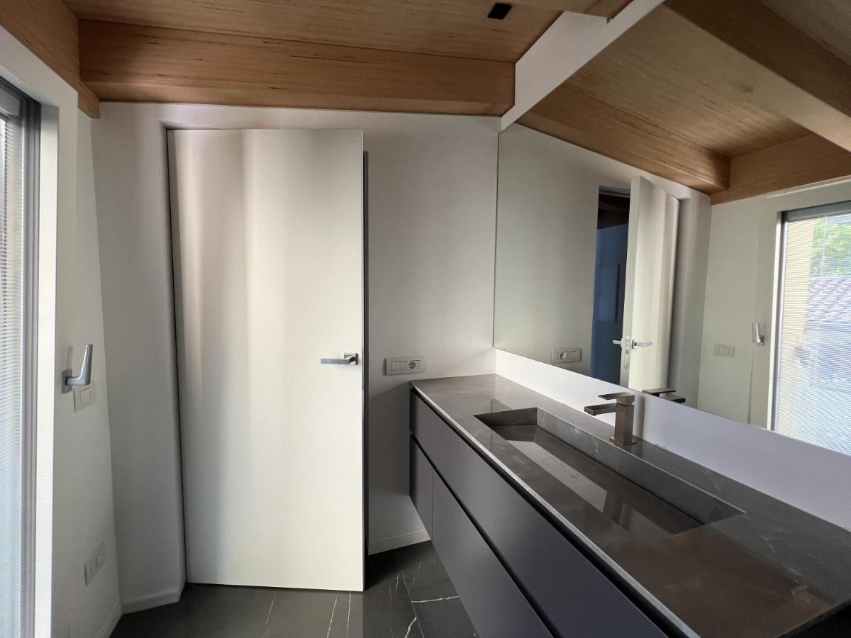 Luxury Lakefront Penthouse Lezzeno Luaran gambar